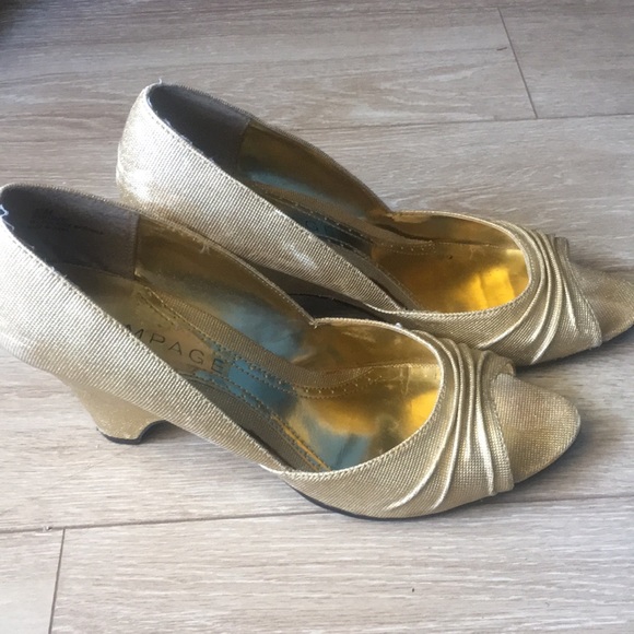 Cute gold Rampage wedges - Picture 2 of 3